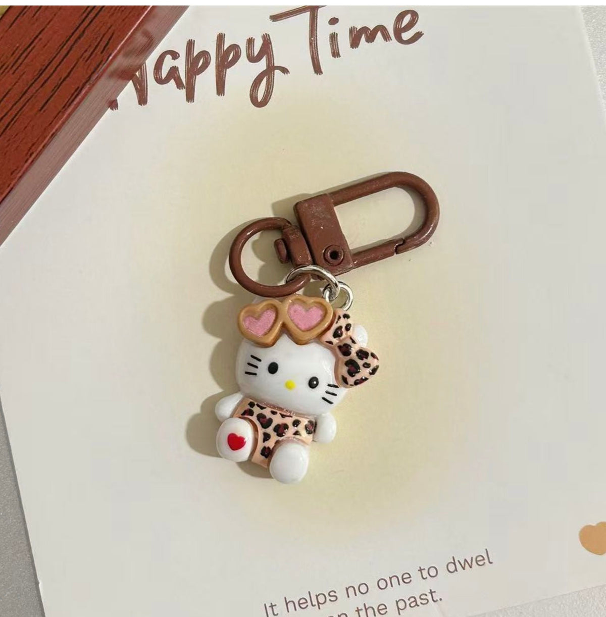 مدالية هيلو كتي الترندي ⋆˚࿔🐆💘𝜚˚⋆