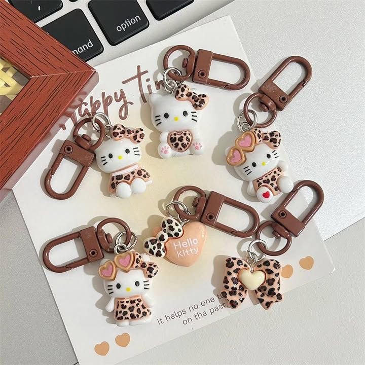 مدالية هيلو كتي الترندي ⋆˚࿔🐆💘𝜚˚⋆